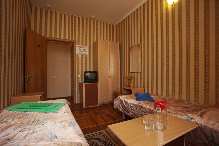 Блочный номер корпусов 1 и 2 с журнальным столиком — фото 2